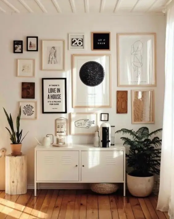 gallery-wall-with-black-and-white-artworks
