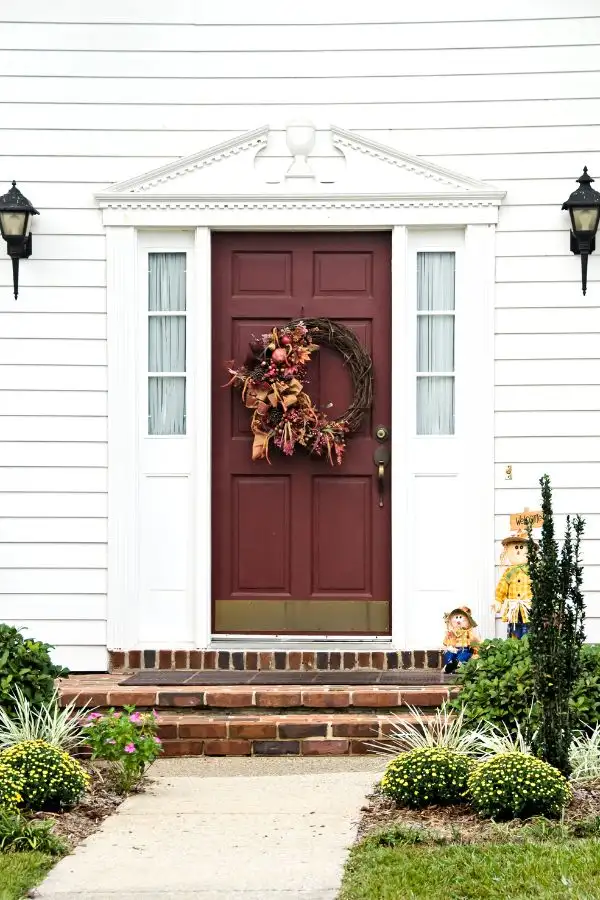 9 Effortless Budget-Friendly Ways to Switch Your Decor From Summer to Fall in 2024 9 entrance door fall decorationh