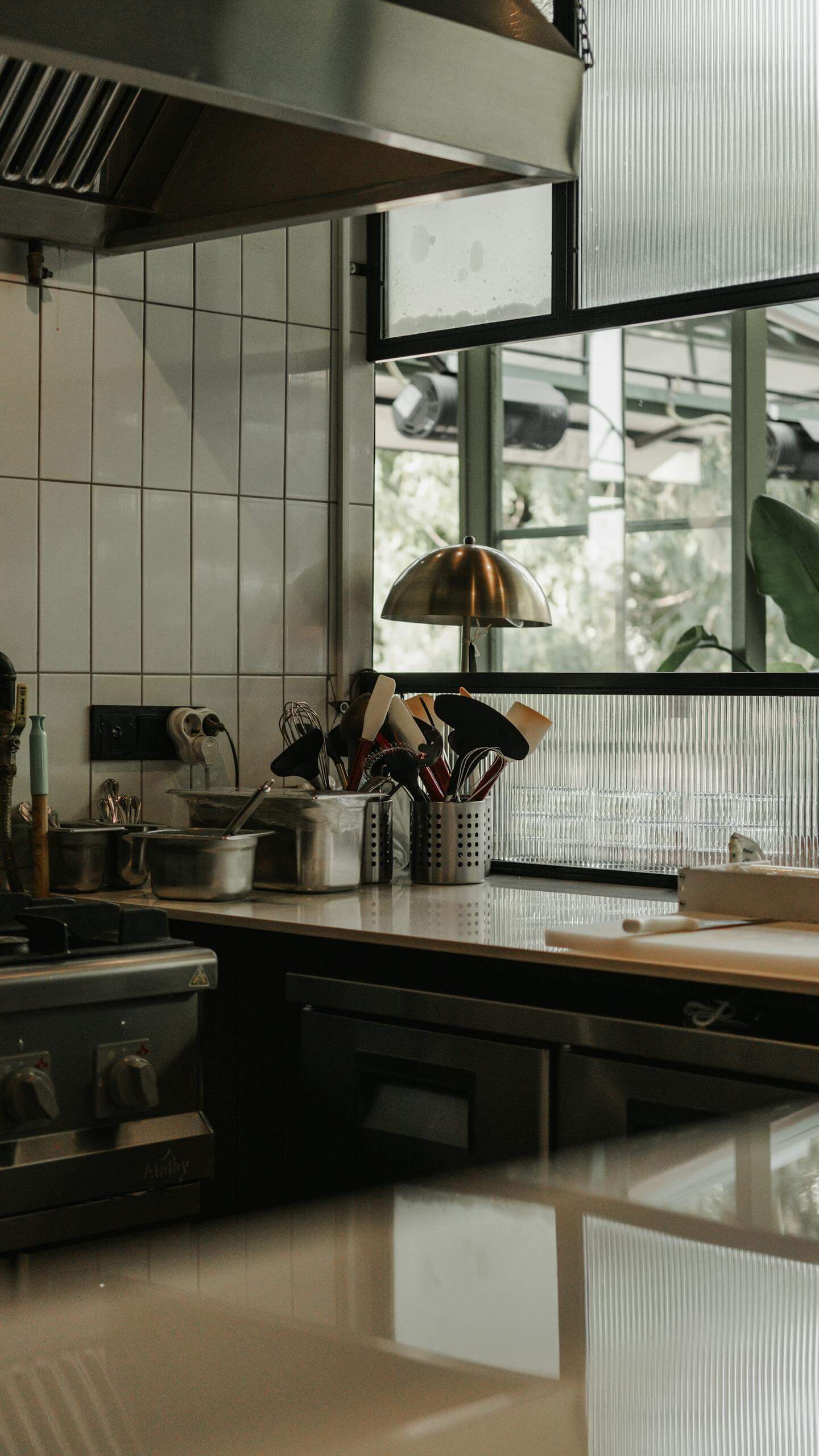 The Healthiest Material for Cookware| Your Guide to the Best Materials for Pots & Pans in 2025 1 A sleek modern kitchen interior in Ankara, featuringhealthiest material for cookware and contemporary design.